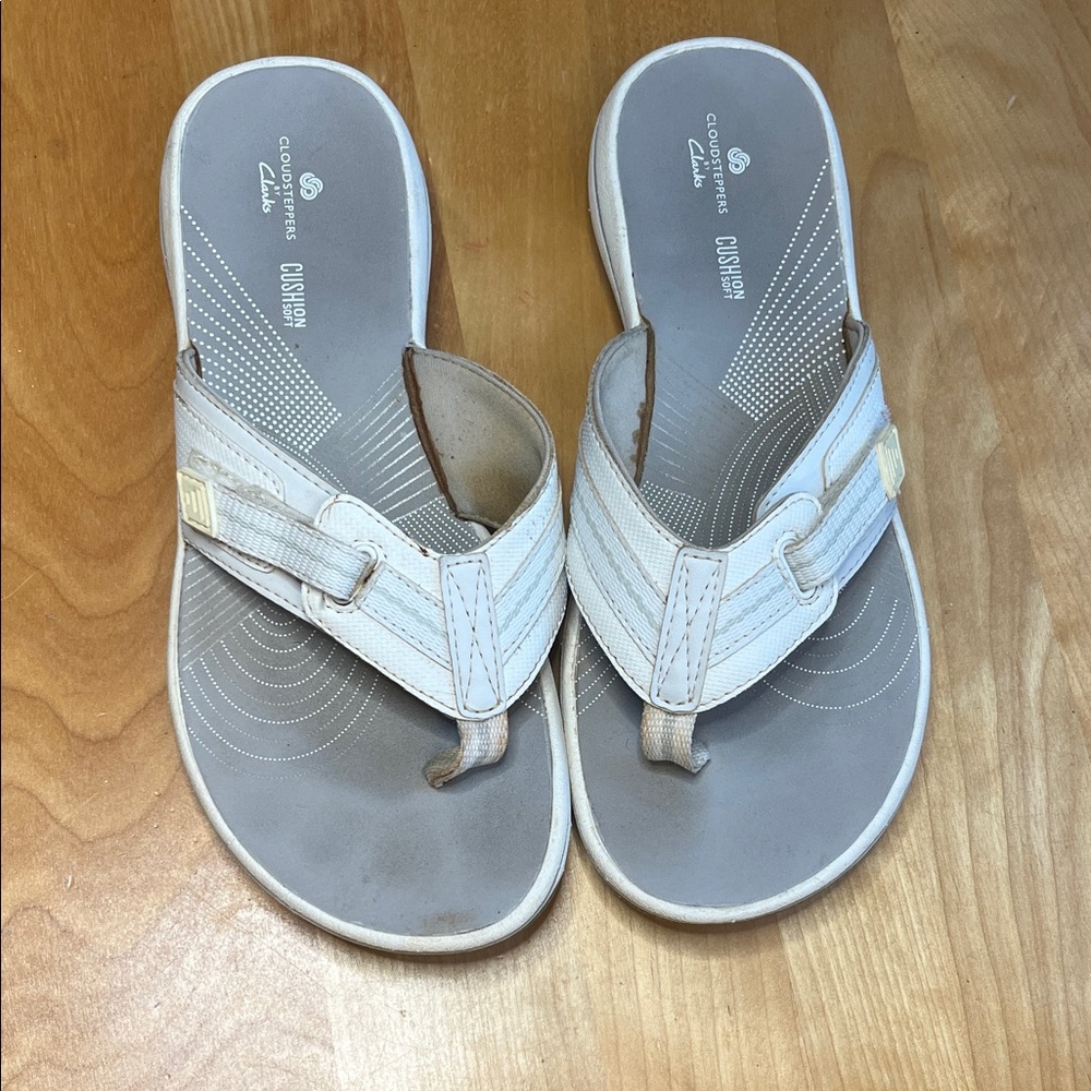 Clarks Women's White and Gray Cushioned Thong Sandals
